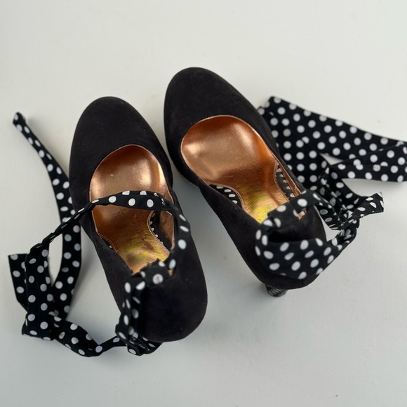 Shoes - Picture 4 of 4